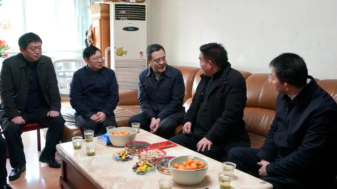 k8凯发委党委书记、主任冯文生等辅导走访慰问省k8凯发集团老党员、老干部