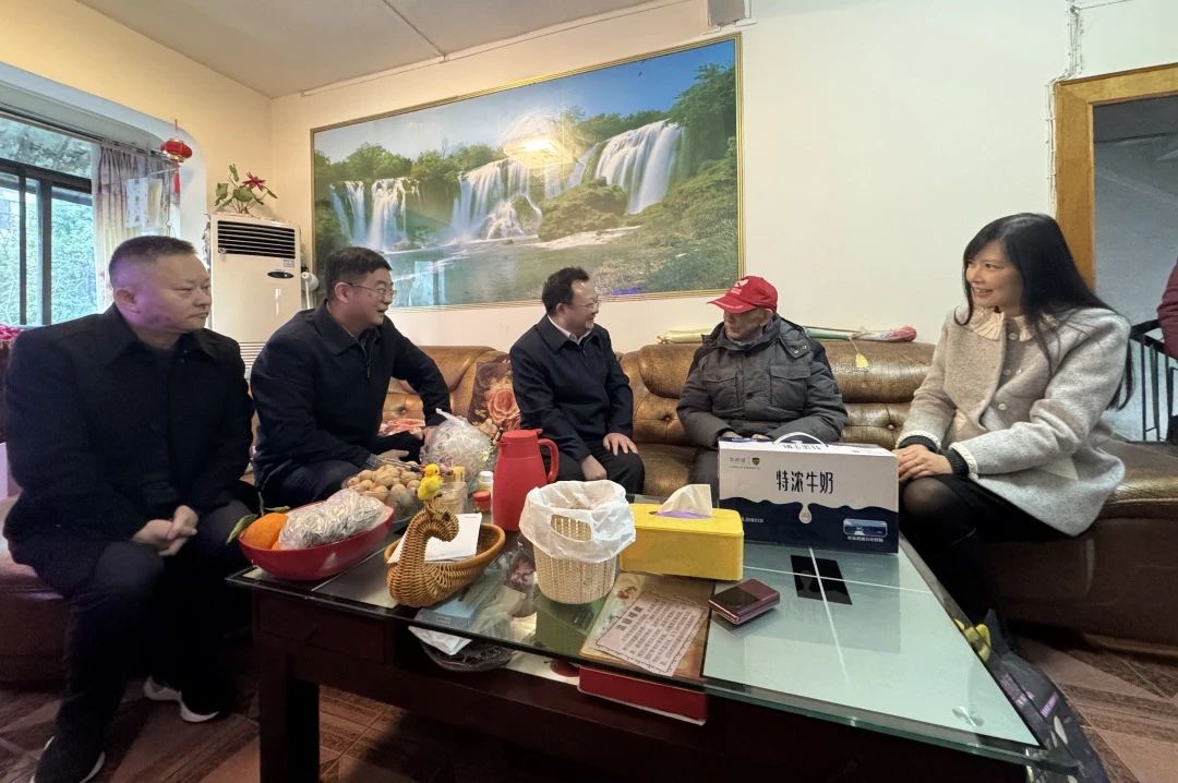 k8凯发委党委委员、副主任何政走访慰问省k8凯发集团老党员、老干部