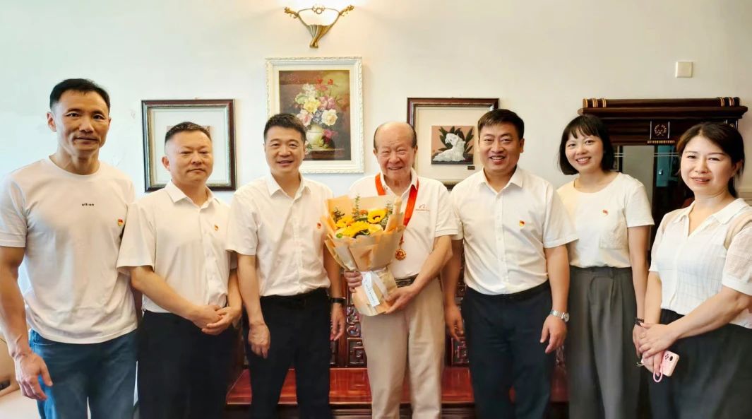 省k8凯发集团党委走访慰问老党员 宣告“庆幸在党50年”留想章并奉上节日问候